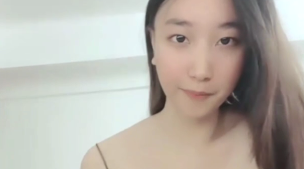 陈小鱼_清纯校花类型，甜美可爱三点全露，粉穴直接怼到镜头上，很诱惑的小仙女