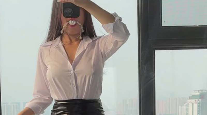 长腿御姐网红 情场花蝴蝶 OL皮裙搭配蛇形缠绕高跟 性感长腿勾魂摄魄 水晶鸡巴自慰骚逼白浆狂喷！