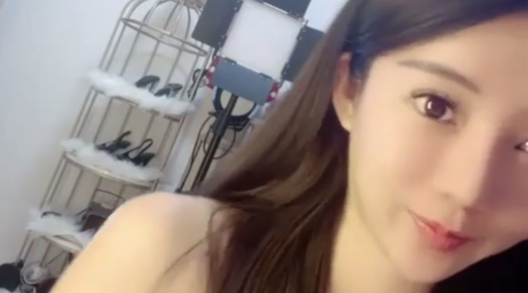 国产直播.高颜值女神盲盒系列-抖音热门裸舞_不愧是学过舞蹈的，跳起骚舞来，赏心悦目_是个话痨_真能聊！_2