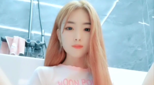 超高颜值又很【逗比的女神】这一字马 绝了-原版高清无水印