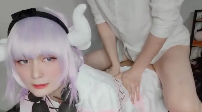 白丝coser伪娘 撅着屁屁被调教 连珠棒插菊花 再无套插骚逼 表情很享受