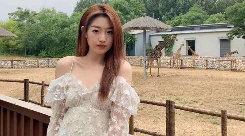 这样的蜜桃女友你想要吗？极品小护士与男友做爱竟被渣男偷拍曝光 这大屁股后入起来真带劲！