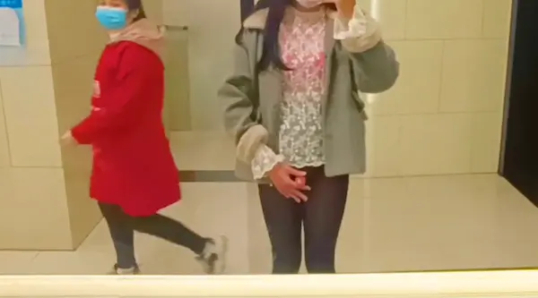 CD茜茜的日记本 尾随小姐姐到厕所 然后偷偷露出 不知道会不会被发现呢