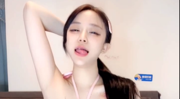 无毛白虎极品骚浪贱被大哥干的叫爸爸，全程露脸深喉口交大鸡巴，各种体位爆草抽插，浪叫呻吟不止表情好骚啊