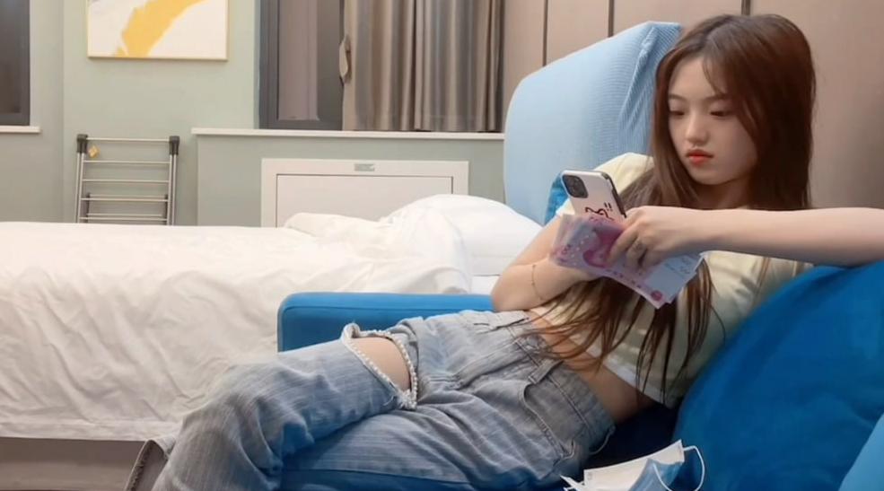 花3000约了一个精神小妹，急需调教，警惕性特别强，一直怀疑有手机在偷拍她 #小飞