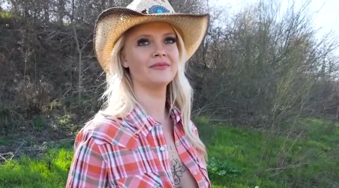 乡村熟女CJ以Hot，肮脏的性爱向救援人员艾克表示感谢