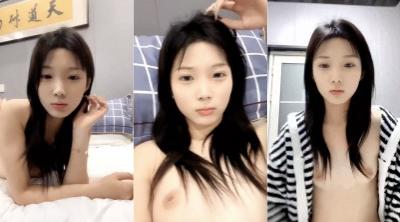 白桃味的悠悠深夜露脸撩骚狼友，清纯可爱的小妹全裸互动，掰开骚狼友给狼友看特写，撅着屁股求草淫声荡语不断