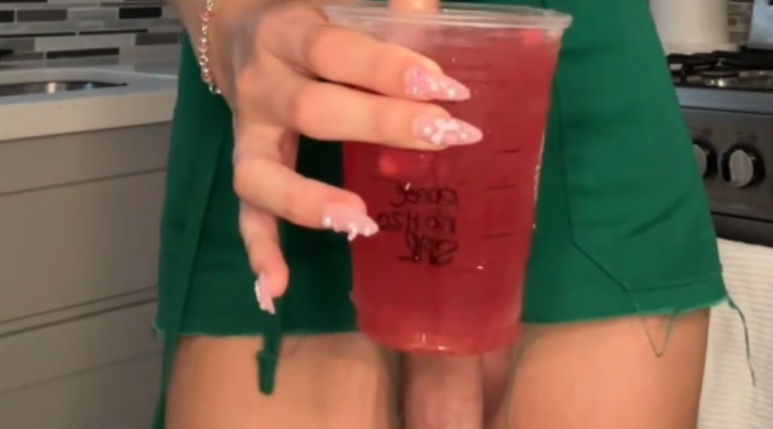 【人妖】请群友喝草莓奶昔