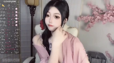 【Stripchat】长得像鞠婧祎的娇小妩媚大眼女主播「Qiu_Kiyomi」清纯古装艳舞，反差抽烟撩骚，假鸡巴捅逼自慰