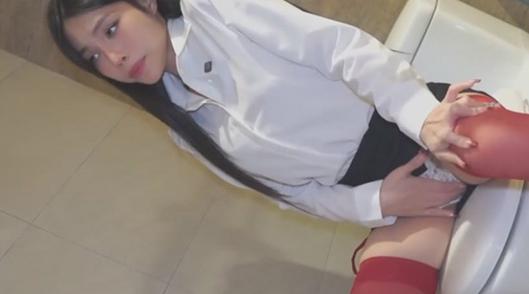 翘乳女神 Miuzxc 最新福利剧情 骚母狗逼痒难耐卫生间自慰 被表弟发现强行后入内射粉穴！