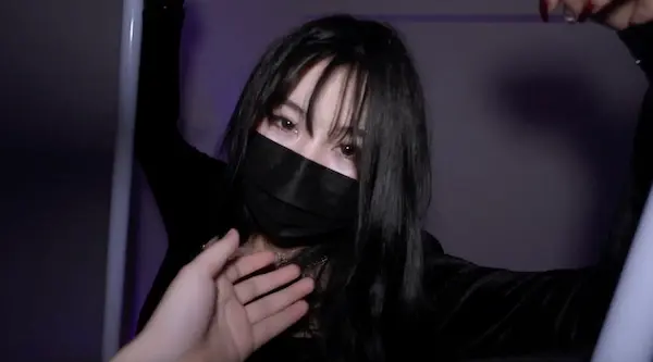 御姐尤物女神〖娜娜〗穿著黑丝筒袜高跟鞋，束缚綑绑舔脚，绑上双手双腿插入，最后浓精射满整个小穴