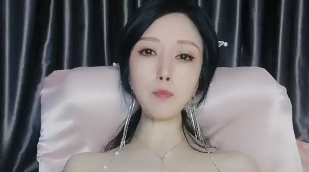 少妇视频 - 穿情趣装的骚逼少妇露脸大秀直播，淫水多多风骚无比，自己舔着脚抠着骚穴浪叫呻吟不止，淫声荡语不断好刺激