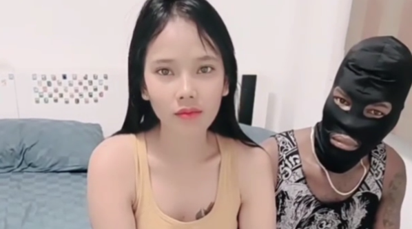 【黑人表哥】黑人兄弟爆干无毛馒头逼少女疯狂蹂躏_4