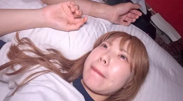 FC2-3779166 一个真正的18岁女孩，拥有美丽的臀部、灯笼裤和可爱的酒窝。仔细一看，会看到一张快要哭出来的脸，但她假装没看到，最后从后面中出。