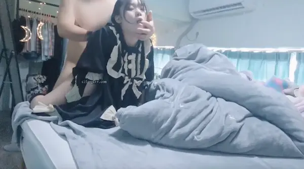 大神在直播间爆操卖衣服的小嫩妹 鲍鱼粉嫩奶子大完美露脸