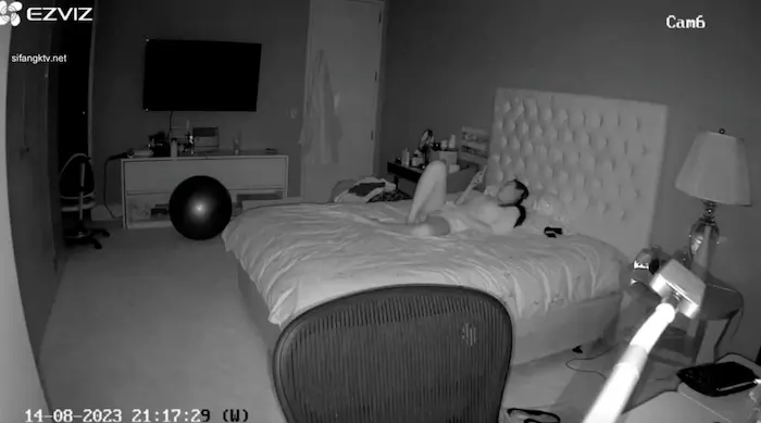 黑客破解家庭摄像头偷拍 青春期富家小姐姐春心萌动看黄视频自慰