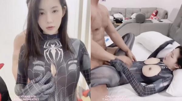 漂亮大奶少妇,穿着蜘蛛侠服,在家被帅气强壮性感无套猛怼,奶子哗哗爽叫不停真能叫,最后拔吊颜射