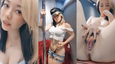 妩媚销魂的飘飘女神全程露脸激情脱衣艳舞诱惑狼友，性感丁字裤掰开骚逼看特写，奶子比心眼神撩人揉奶玩逼