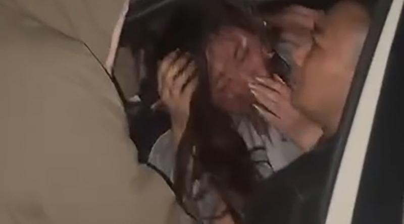 山东青岛车震捉奸视频流出 狗男女正在骑乘啪啪 车门忽然被原配拽开 漂亮小三竟光着屁股淡定离开！