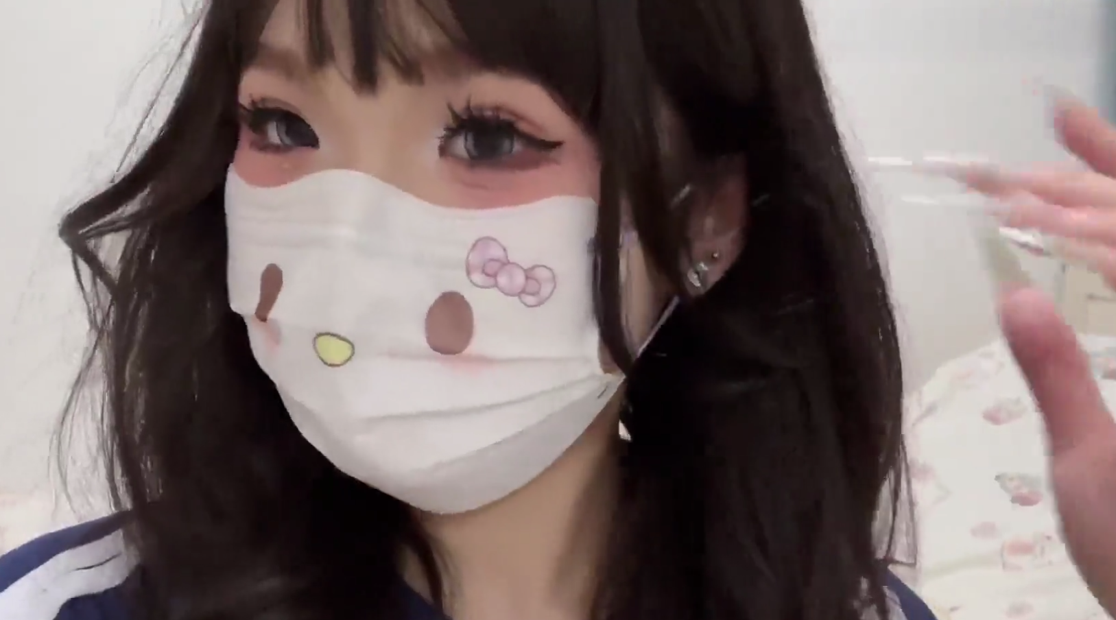 妹妹偷看哥哥打飞机偷偷门口自慰