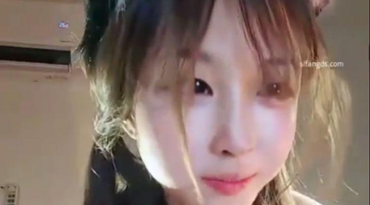 国产直播.高颜值女神盲盒系列-懒羊羊大王_顶级校花来了!会玩，裸舞 道具自慰_喷水_迷死人_1