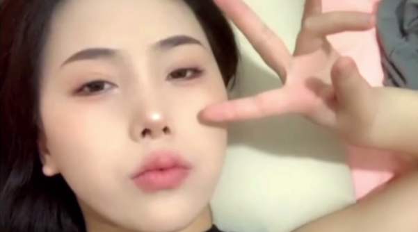 港岛妹妹 骚母狗跪着给大哥舔弄大鸡巴，样子好骚无毛白虎逼，让大哥无套抽插爆草，浪叫呻吟不止射肚子上