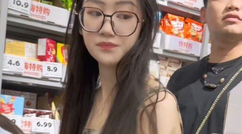 KFC最新抄底偷拍大曝光 极品嫩妹短裙丝袜全收录 各式内裤裙底风光一览无余 刺激到飞起！