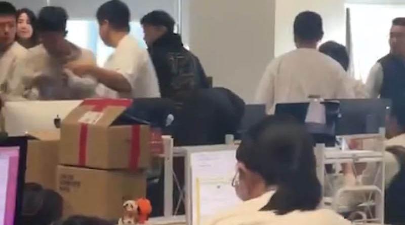 京东大瓜火爆全网！管不住屌的东京员工竟约炮供应商老婆 被供应商携全家到公司要说法！