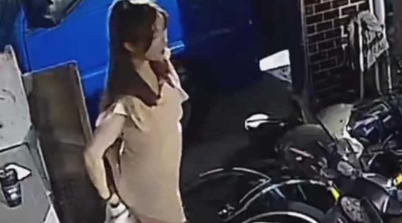 台湾小仙女拉完屎用外套擦屁股 不知情大爷路过后 用手指沾完吃了好几口 说是巧克力甜甜的！太TM猎奇了！