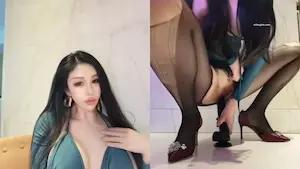 《顶级女神重磅泄密》最新流出秀人网波霸尤物女模极品名媛【田冰冰】珍贵大胆私拍露脸露逼水晶J8黑人般大J8紫薇潮吹~炸裂2