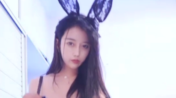 上海商务模特儿下海一库一库️：顶呱呱的小狐狸精，各种骚资摆弄，如沐春风，特写搔穴诱惑！