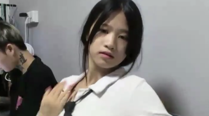 国产直播.高颜值女神盲盒系列-南宁小太妹年轻有为，搔首弄姿，纹身大腿坐骑在男友身上，卖力坐骑不得满足，最后还要动用肉棒，满足旺盛的性欲！-原版高清无水印