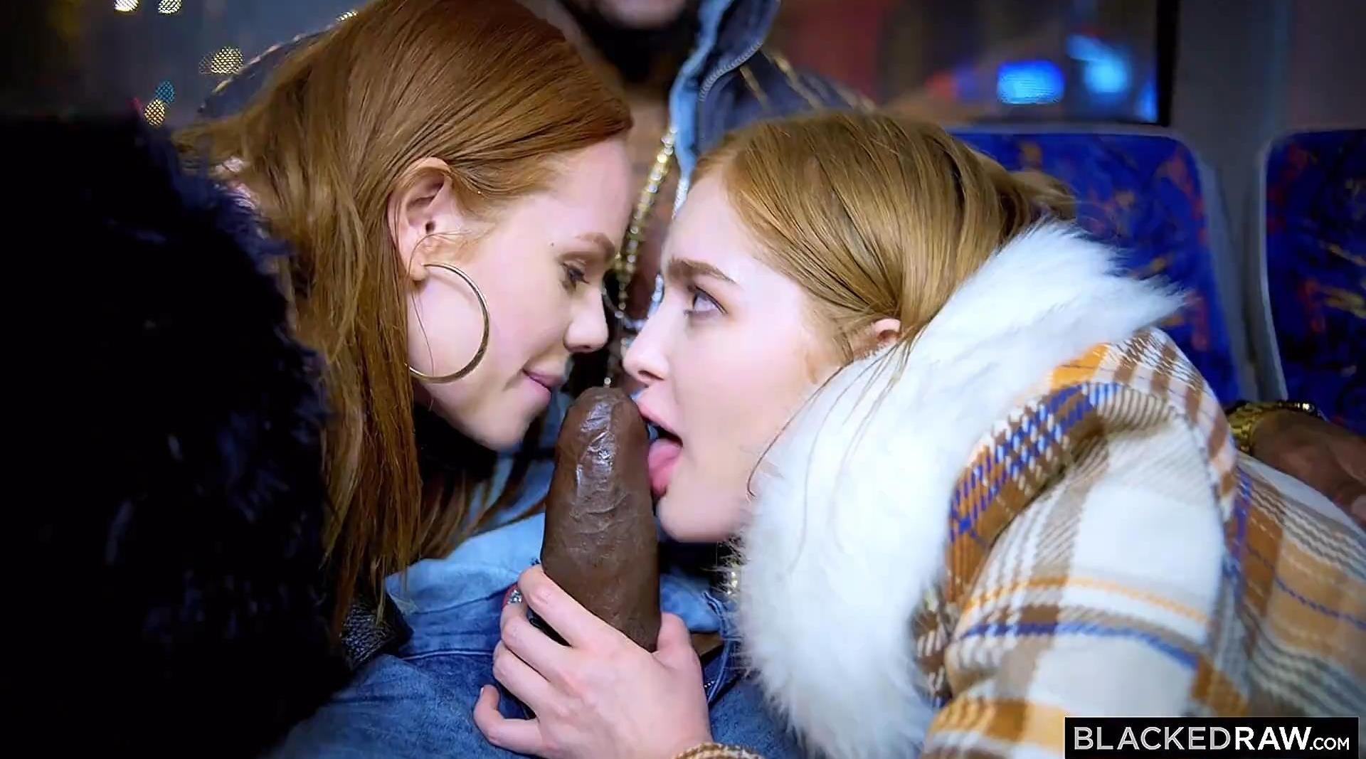 有根大鸡巴真的好爽啊，和两个漂亮性感小姐姐游玩随时就不管不顾抠逼揉奶子，双飞啪啪拍打抽插娇吟浪叫，4K高清