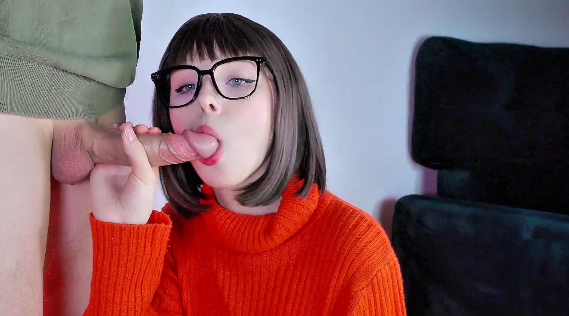 【欧美萝莉】Onlyfans极品高颜值，美乳白虎萝莉COSER【Kovicki】付费福利，火辣红毛衣，外纯内骚！4K高清