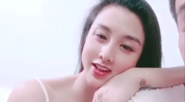 【女生宿舍】群交淫乱现场_太刺激了！现场直播啪啪啪！