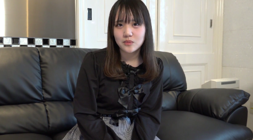 FC2 PPV 4838908【无码】18歳黒髪清楚。4ヶ月前まで**だったJD。将来の夢は「お嫁さん」そんな彼女がおっさんにハメ撮りされて人生初中出しされるまでの一部始終