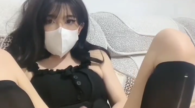 【伪娘】然然外出回家就烧的难受 被平板锁压的像只发情的小狗，躺在沙发上挤出鸡奶