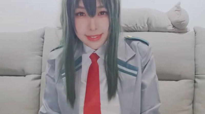 顶流福利姬 慕慕Momo 最新COS绝美蛙吹梅雨 大黑牛自慰被细狗男友发现 当场打桩爆操！