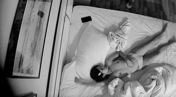 这一对年轻情侣颜值都很高 妹子摘下眼镜好清纯漂亮 床上缠绵了好几天 要把男友榨干啦