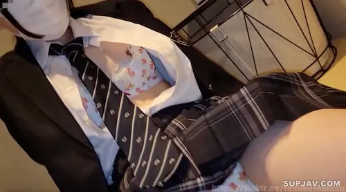 FC2-3471862 一个严重的孩子，由于字节的禁令而陷入金钱困境。放学后在酒店偷偷取出橡胶和体内射精