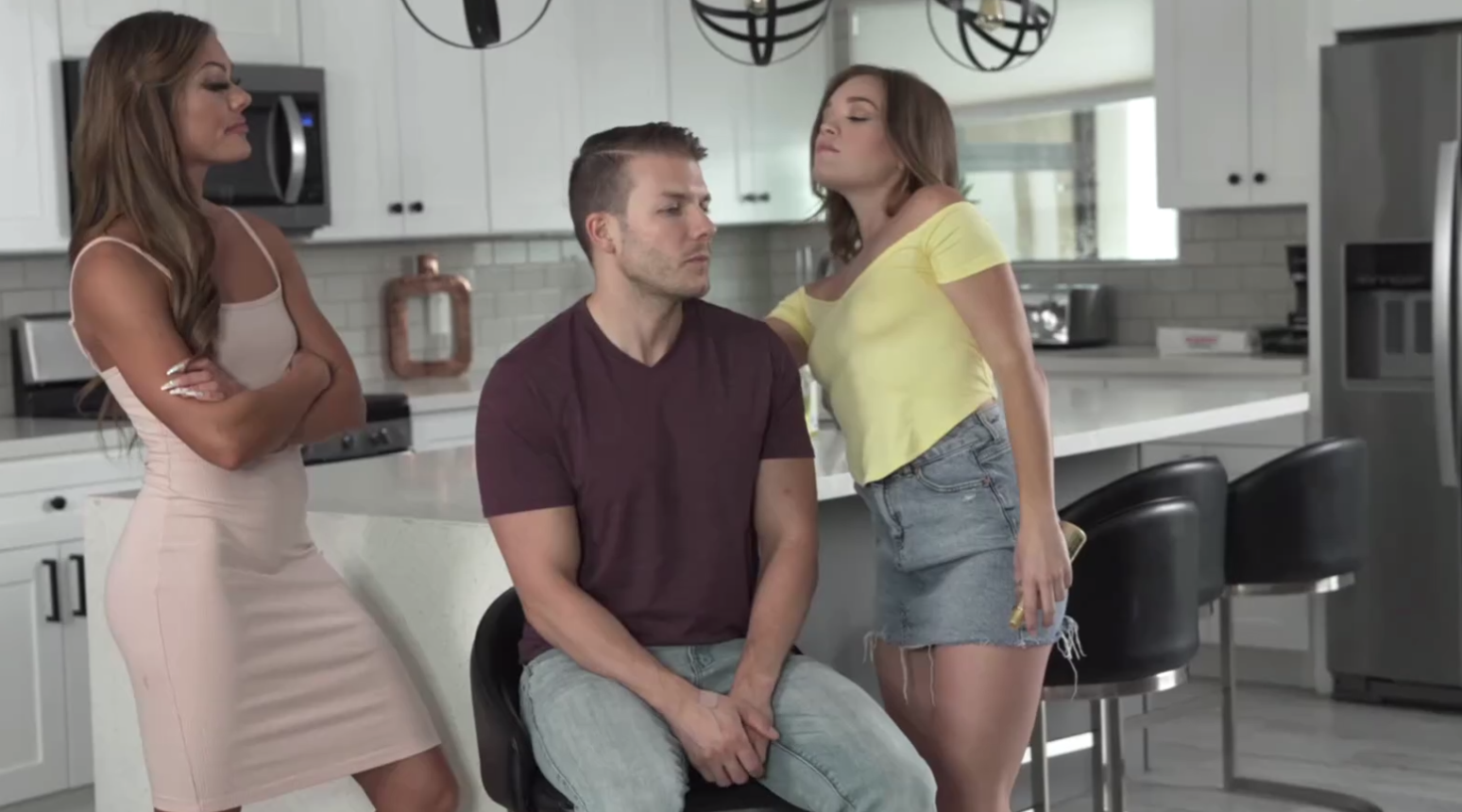 熟女 Aila Donovan 对 Katie Kush 说：“你真的应该把那些收起来！