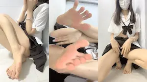 《少女和猫》JK少女展示她的美足