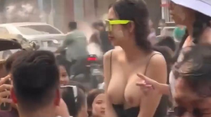 柬埔寨波贝街泼水节 妹子竟当街裸舞 炸裂的骚姿震惊路人 挺拔巨乳摇摆不断极其诱人！