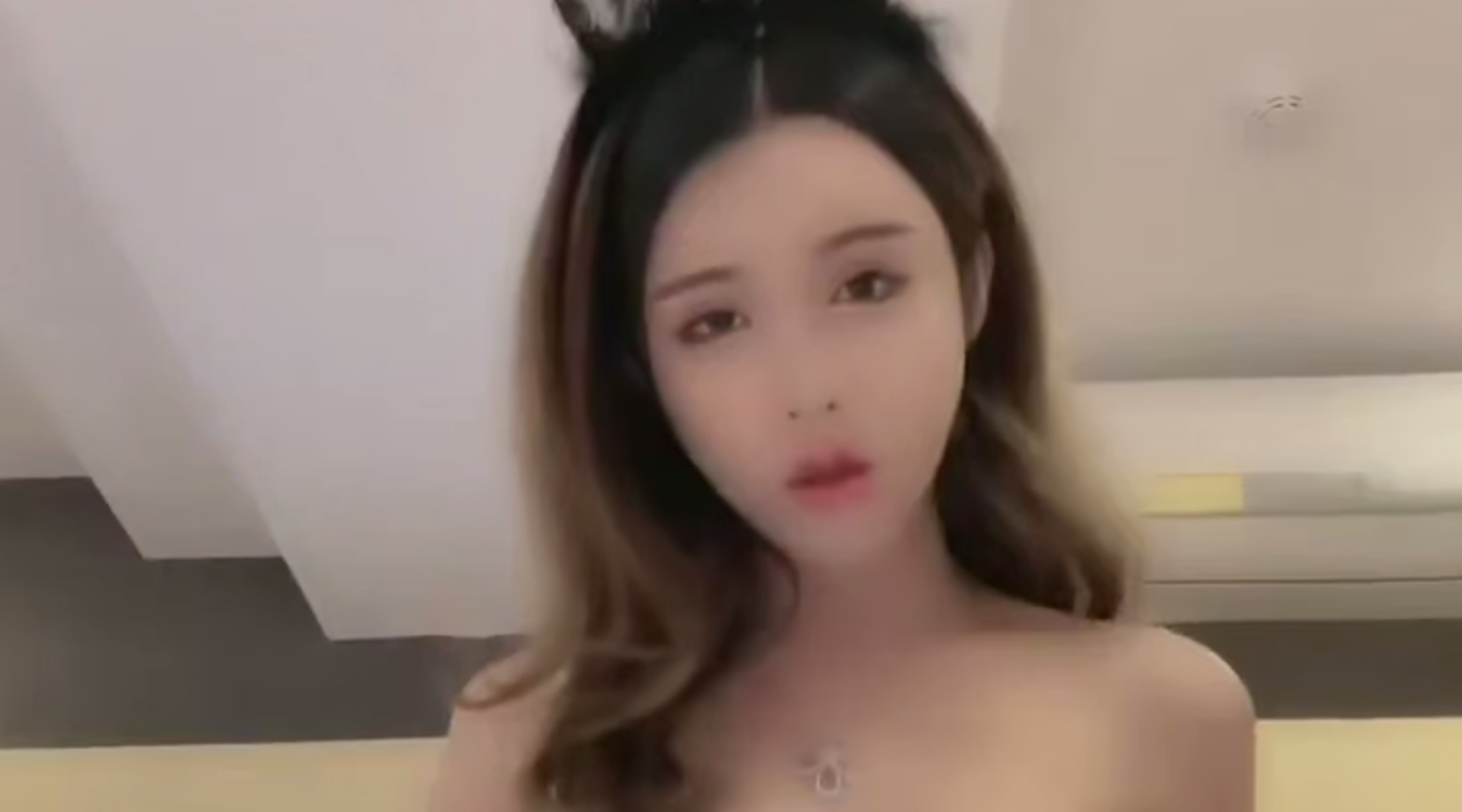 【伪娘】穿过丝袜的超级大肉棒撸起来还是那么美