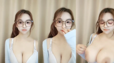 最新流出，初恋般的感觉，超清纯美少女【你的草莓蛋糕】下海福利，神级超软巨乳乱晃，粉嫩私处太诱人1