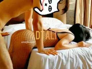 白嫩可爱小女仆学妹,被艺术生哥哥大屌长驱直入,别人眼中的乖乖女,表面看起来很乖巧可爱,私下是哥哥的小母狗