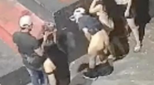 欧美二男三女深夜公园群P大戏 监控记录全过程激情场面 论尺度大还得是老外啊！