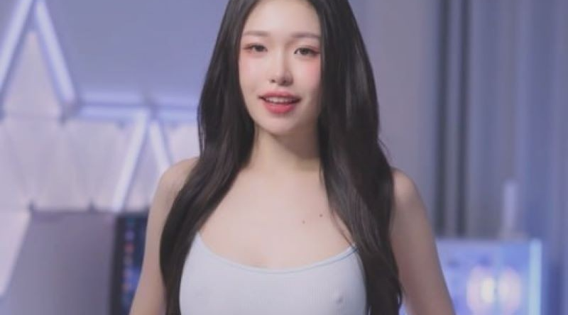 新加坡极品福利姬 meriolchan 双马尾黑丝上演极致诱惑 白虎嫩穴被大屌猛烈抽插 香艳到炸裂！