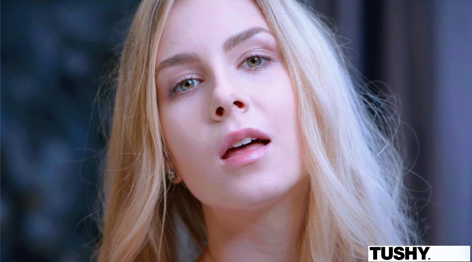 【欧美】高颜值小姐姐,被隔壁做爱的声音搞的欲望勃发，心痒痒受不了，约了一个帅哥让他用肉棒狠狠的抽插菊花释放解馋