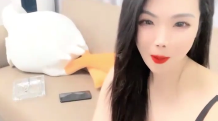 国产直播.高颜值女神盲盒系列-你的共享女优】重口味 双飞深吼 喝尿 电击 非常刺激